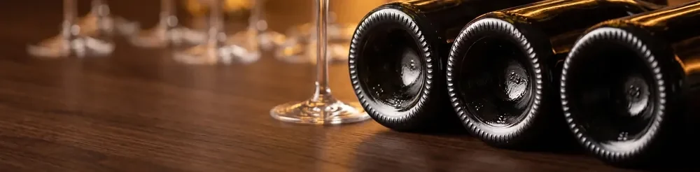 Botellas de crémant tumbadas junto a una copa