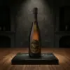 Botella de Crémant de Loire Blanc Brut 2022 Vintage de Ackerman sobre una peana de mármol negro