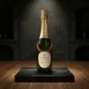 Botella de Crémant de Loire Blanc Brut Bulle Royale de Ackerman sobre una peana de mármol negro