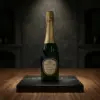 Botella de Crémant de Loire Blanc Brut Réserve de Ackerman sobre una peana de mármol negro