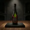 Botella de Crémant de Loire Blanc de Noirs Brut de Ackerman sobre una peana de mármol negro